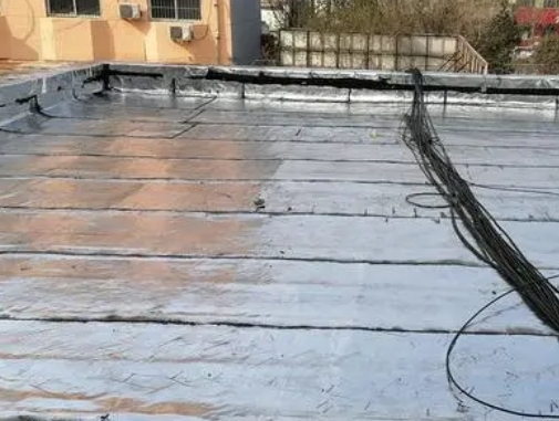 青冈卫生间漏水维修公司分享下青冈屋面楼顶防水刚性防水层施工要点。